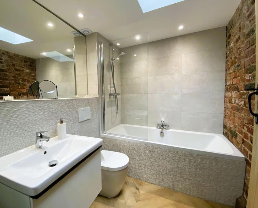 צ'סטר Stay In A Castle! Unique & Luxurious Historical Apartment, Self Contained, Free Parking & Wi-Fi מראה חיצוני תמונה